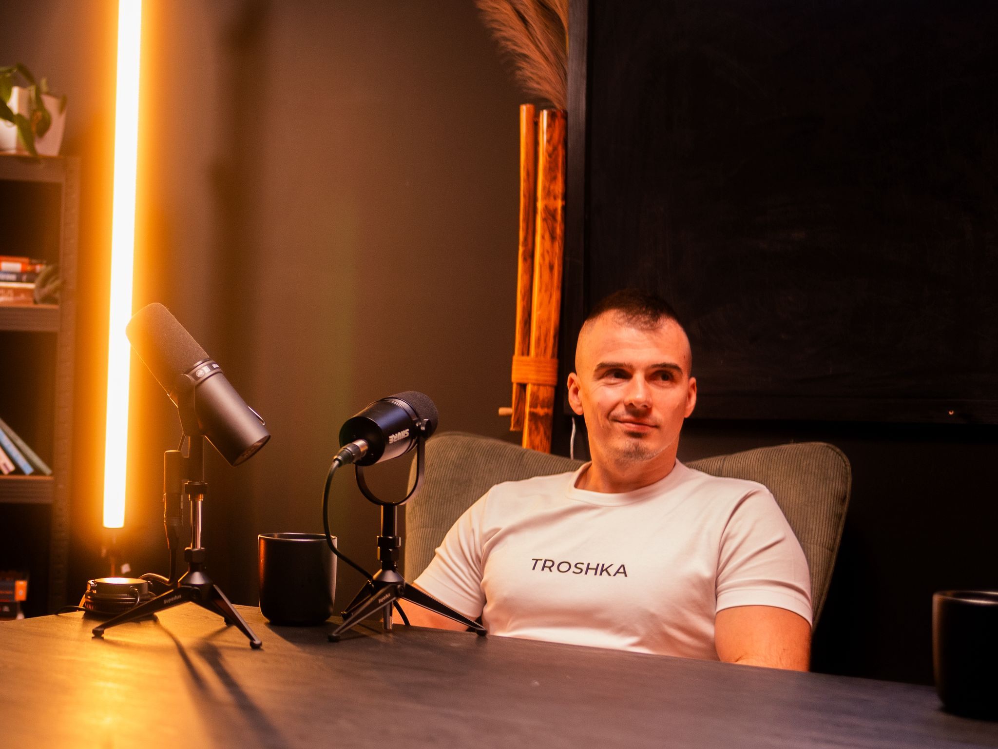 Vladislav pri natáčaní podcastu